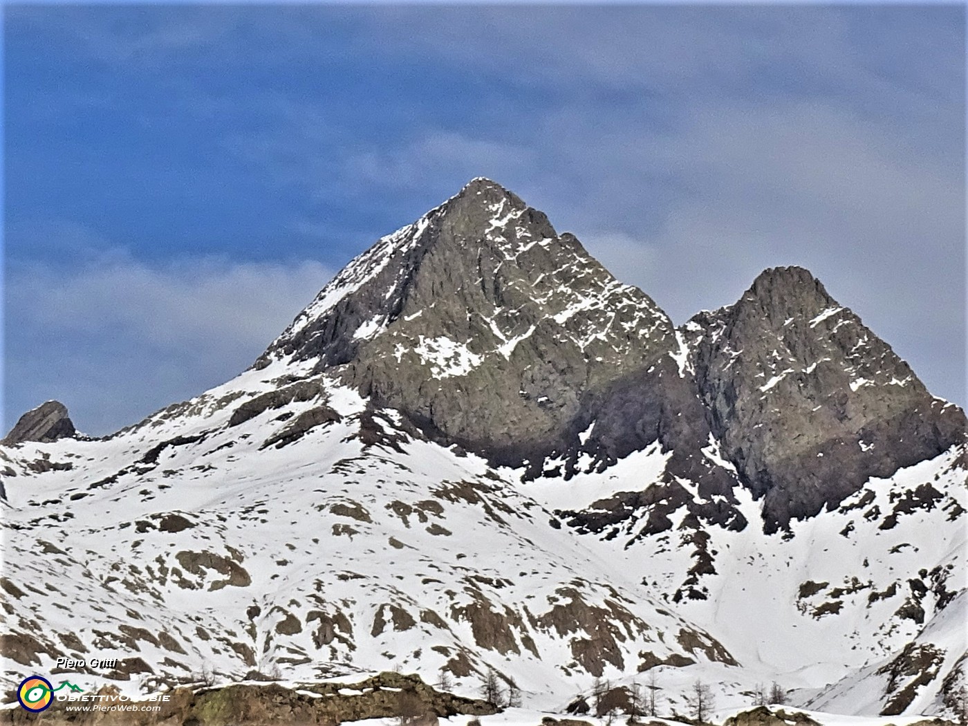 41 Zoom sul Pizzo del Diavolo innevato (2916 m).JPG